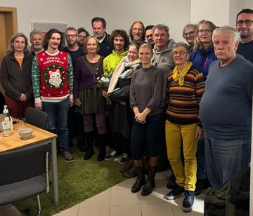 Gruppenbild mit Teilnehmer*innen der Versammlung